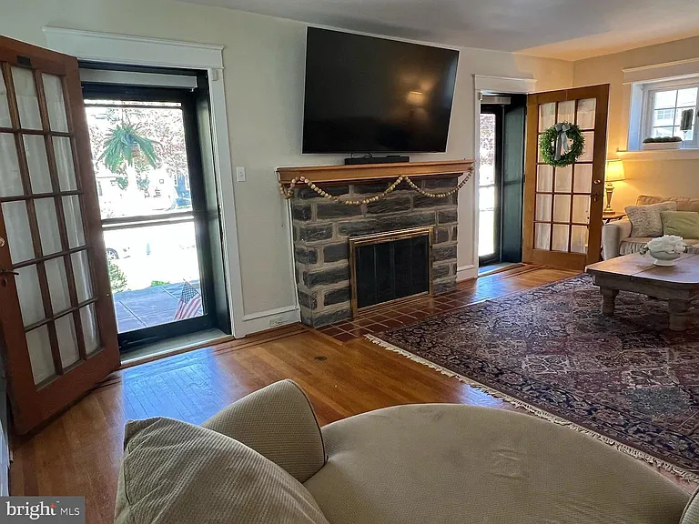 419 Strathmore Rd — Photo 4