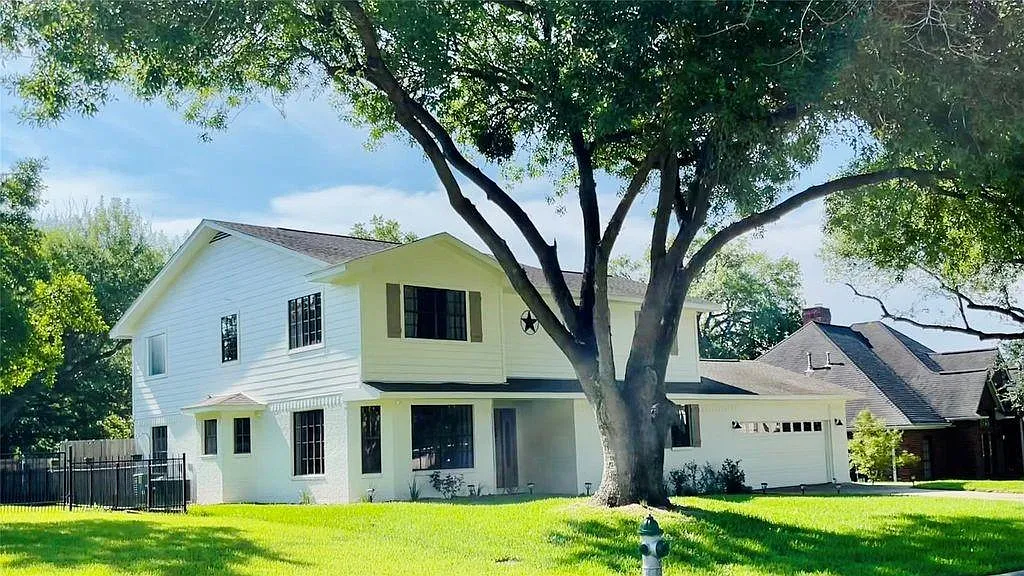 4 bed, 2.5 bath, 2993 sqft, $3,500 — Photo 2
