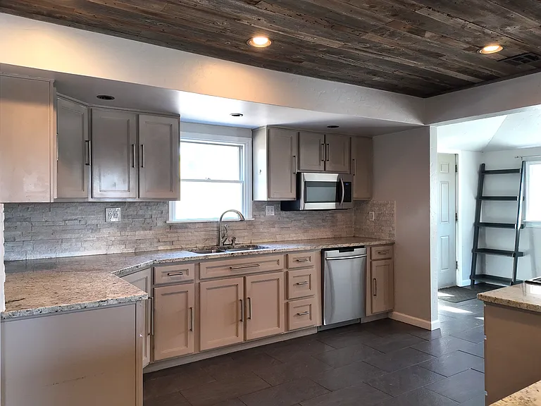 1251 E 31st Ct — Photo 13