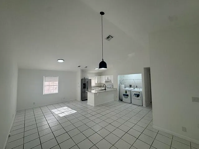 3 bed, 2.0 bath, 4864 sqft, $2,800 — Photo 4