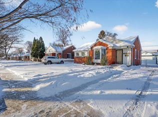 28418 N Clements Cir, Livonia, MI 48150