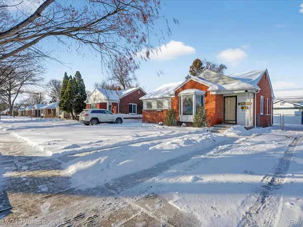 28418 N Clements Cir, Livonia, MI 48150