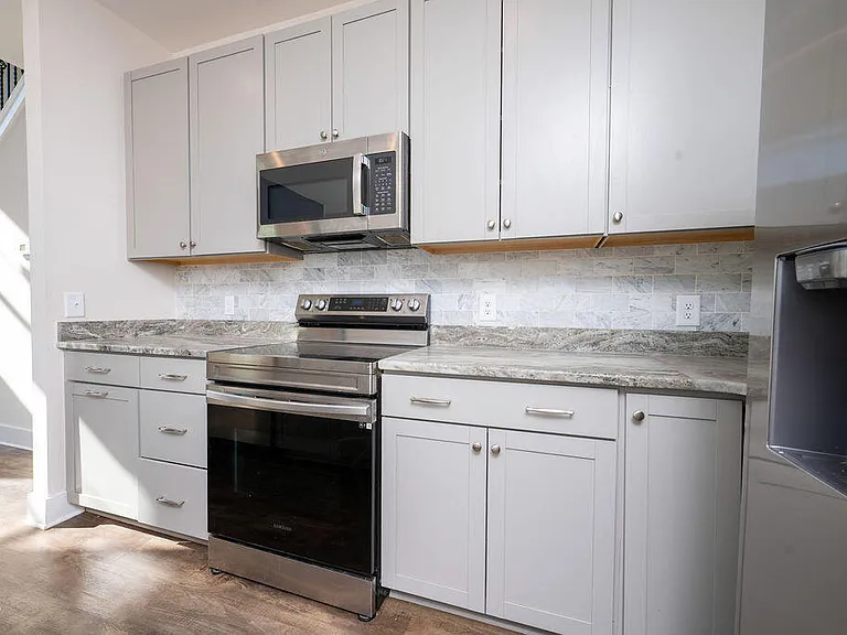 1026 Abbott St — Photo 7