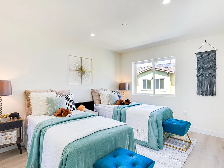 1012 S Mollison Ave — Photo 6