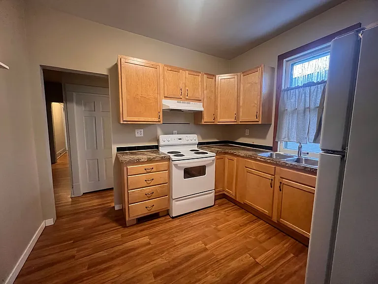 317 Henry Ave SE — Photo 3
