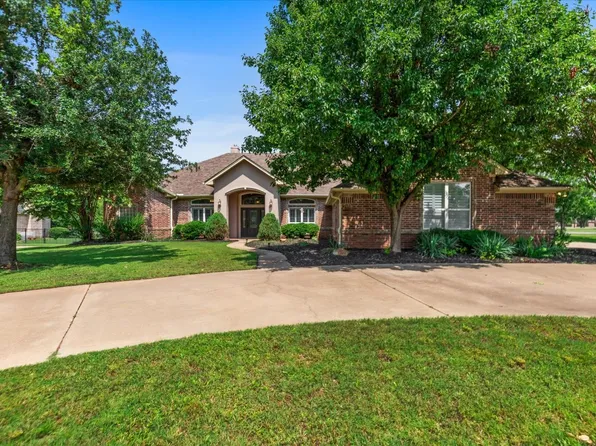 6401 Colonial Dr, Granbury, TX 76049