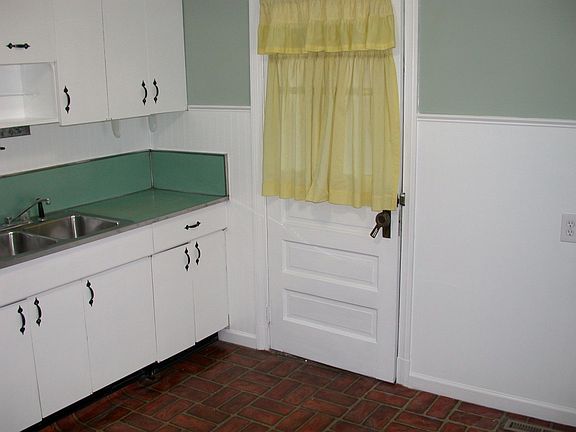 3rd image of 2312 Greenway Ave
