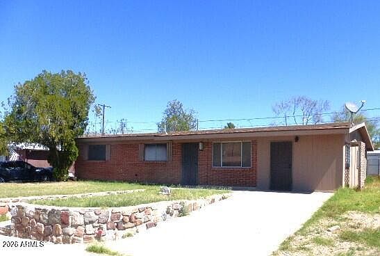 2nd image of 424 W HARTFORD Road