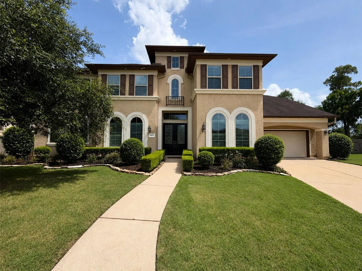 5 bed, 4.5 bath, 5493 sqft, $6,500 — Photo 1