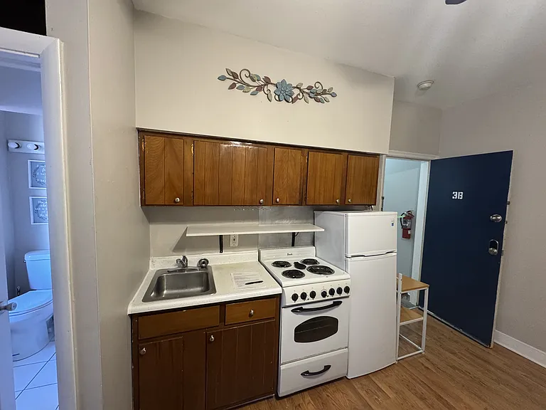 1121 Spruce St #3R — Photo 5