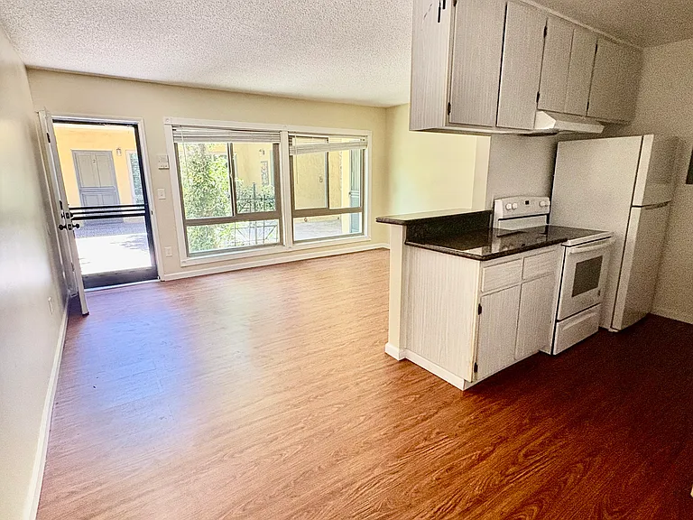 370 Temple Ave #5 — Photo 1