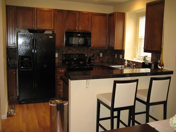 Kitchen w/ Breakfast Bar 