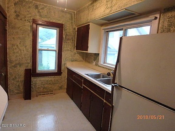 5th image of 16 Sanderson St