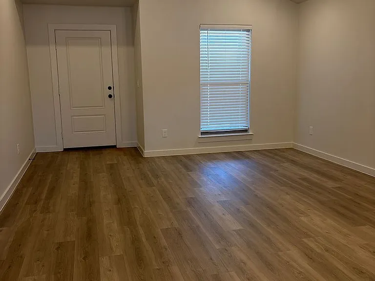 2137 Langford Ave — Photo 3