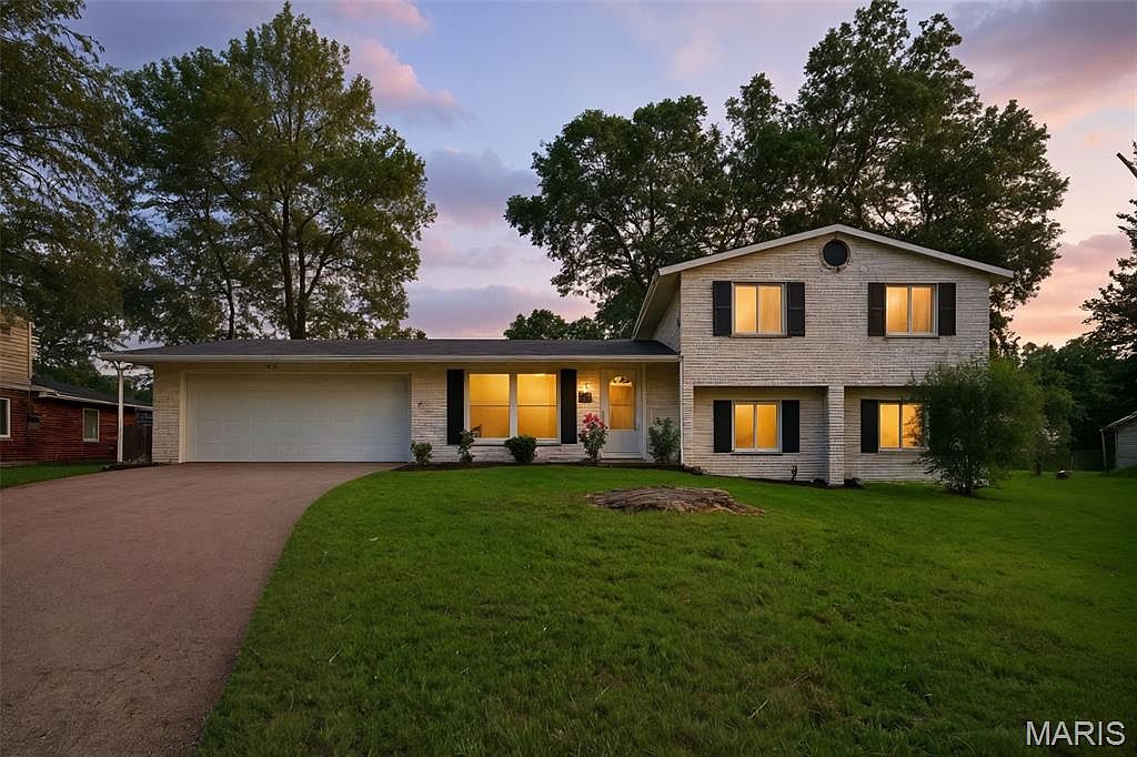 3230 Venus Ln, Maryland Heights, MO 63043 | Zillow