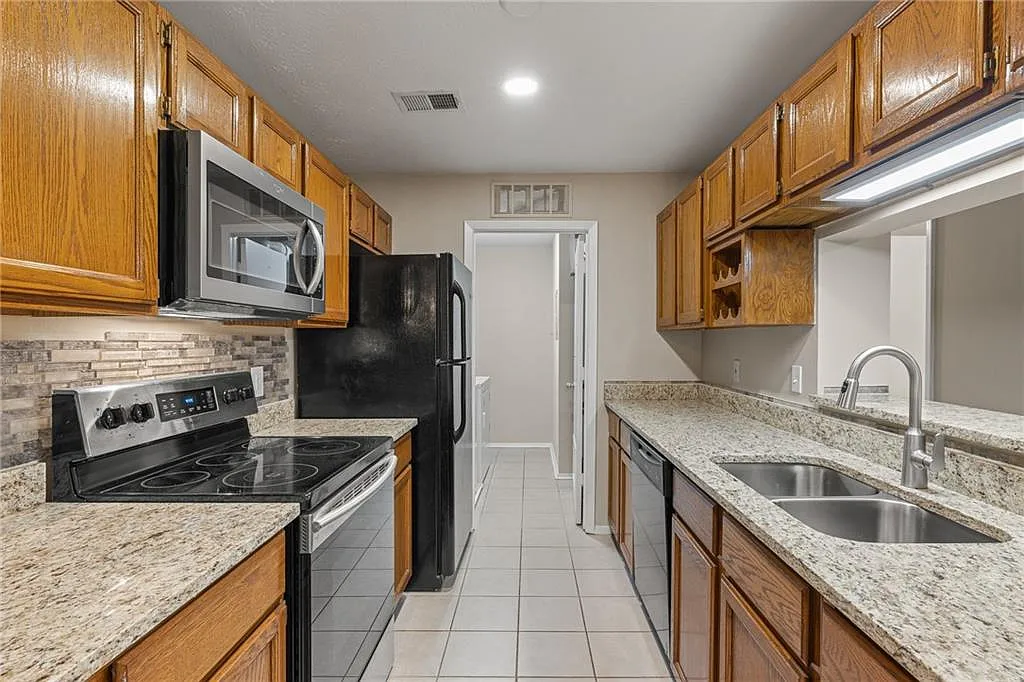 2 bed, 2.0 bath, 1000 sqft, $1,800 — Photo 2