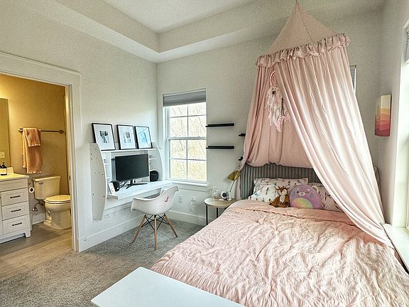 Second Bedroom with it's own bathroom (not furnished)