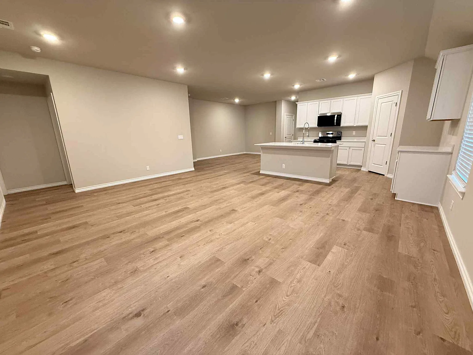 5 bed, 2041 sqft, $2,200 — Photo 2