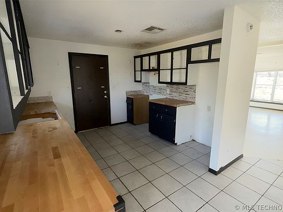 5th image of 305 W Commercial St