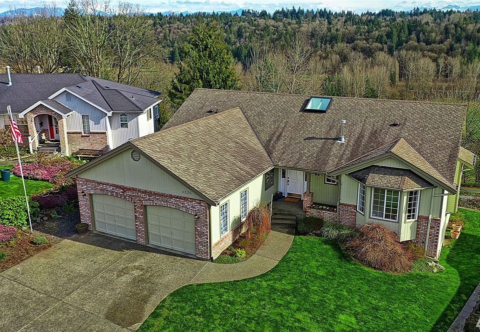 1325 Suncrest Dr, Snohomish----Shy 3400 ASF daylight rambler located within a cul de sac with SE mountain views.