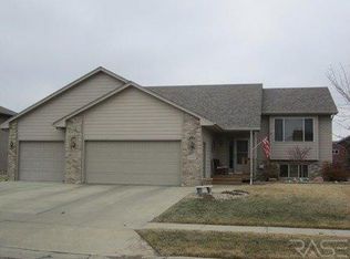 3304 S Sundrop Ave, Sioux Falls, SD 57110