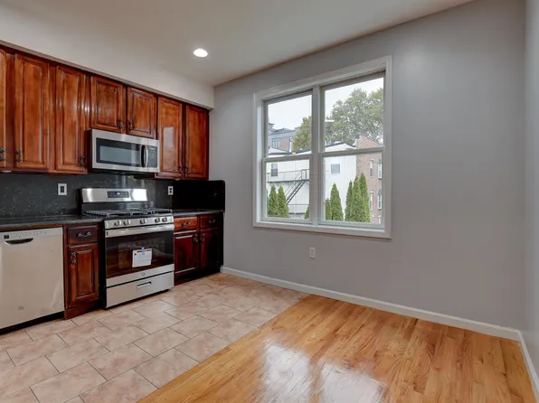 38 Court House Place image 2 of 15