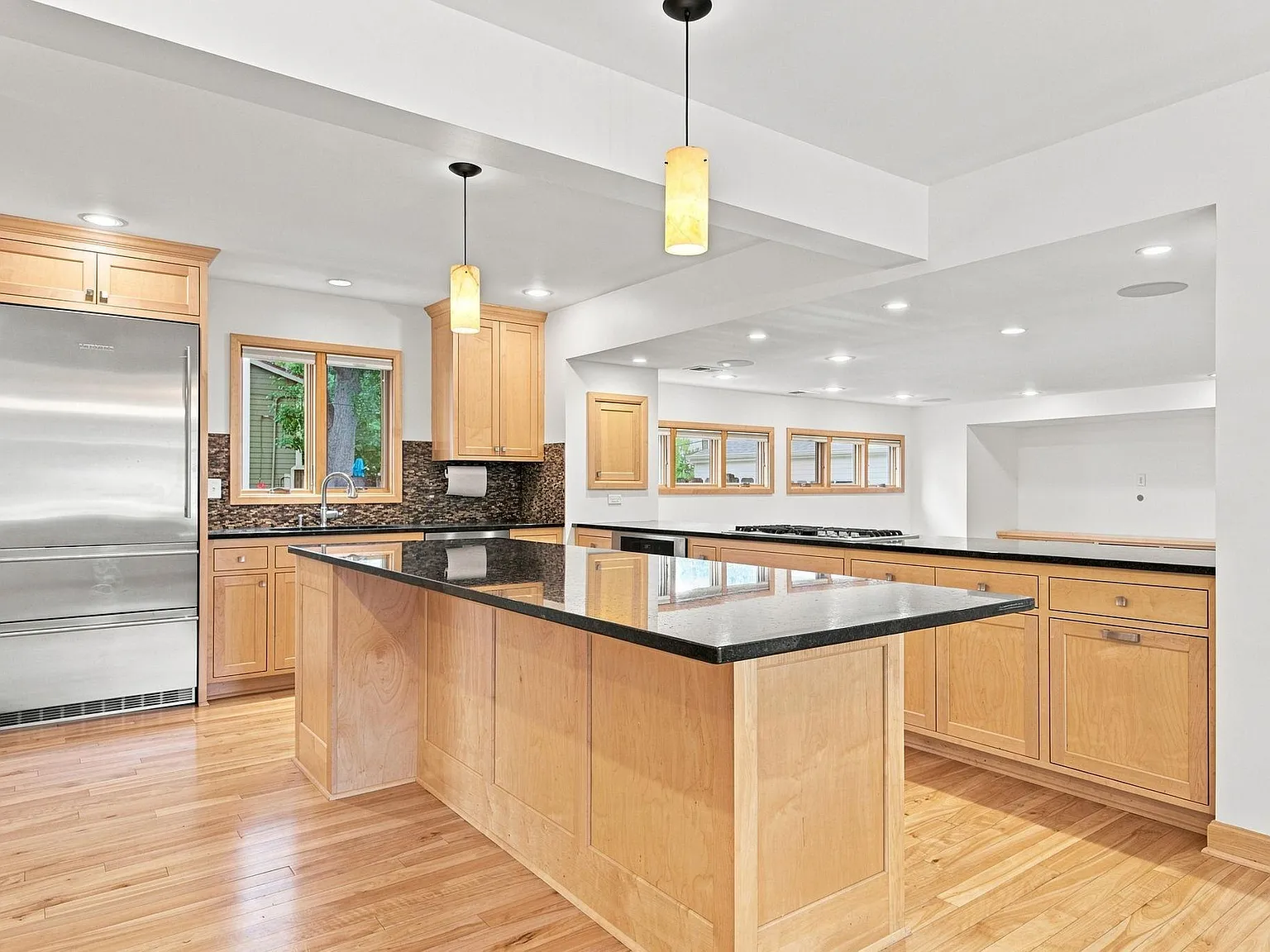 4 bed, 2.5 bath, 3610 sqft, $4,950 — Photo 4