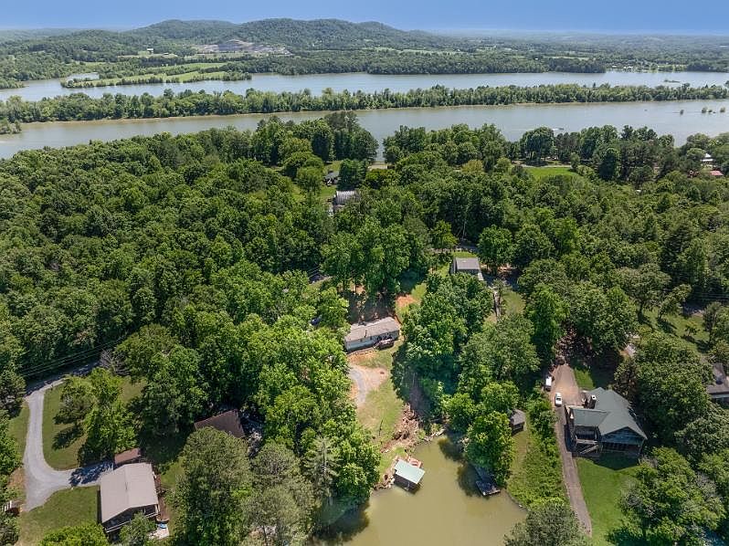 41st image of 482 Hiwassee Dr