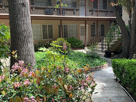 3rd image of 11960 Moorpark St APT 12