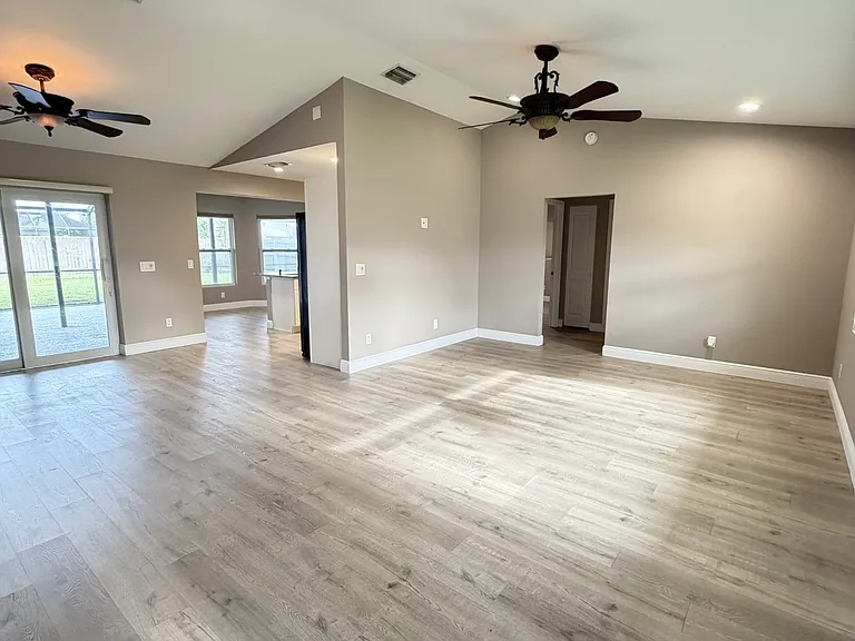 4140 SW 6th Pl — Photo 3