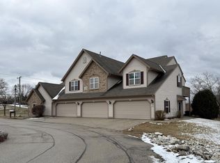 2331 W Vista Bella Dr, Oak Creek, WI 53154