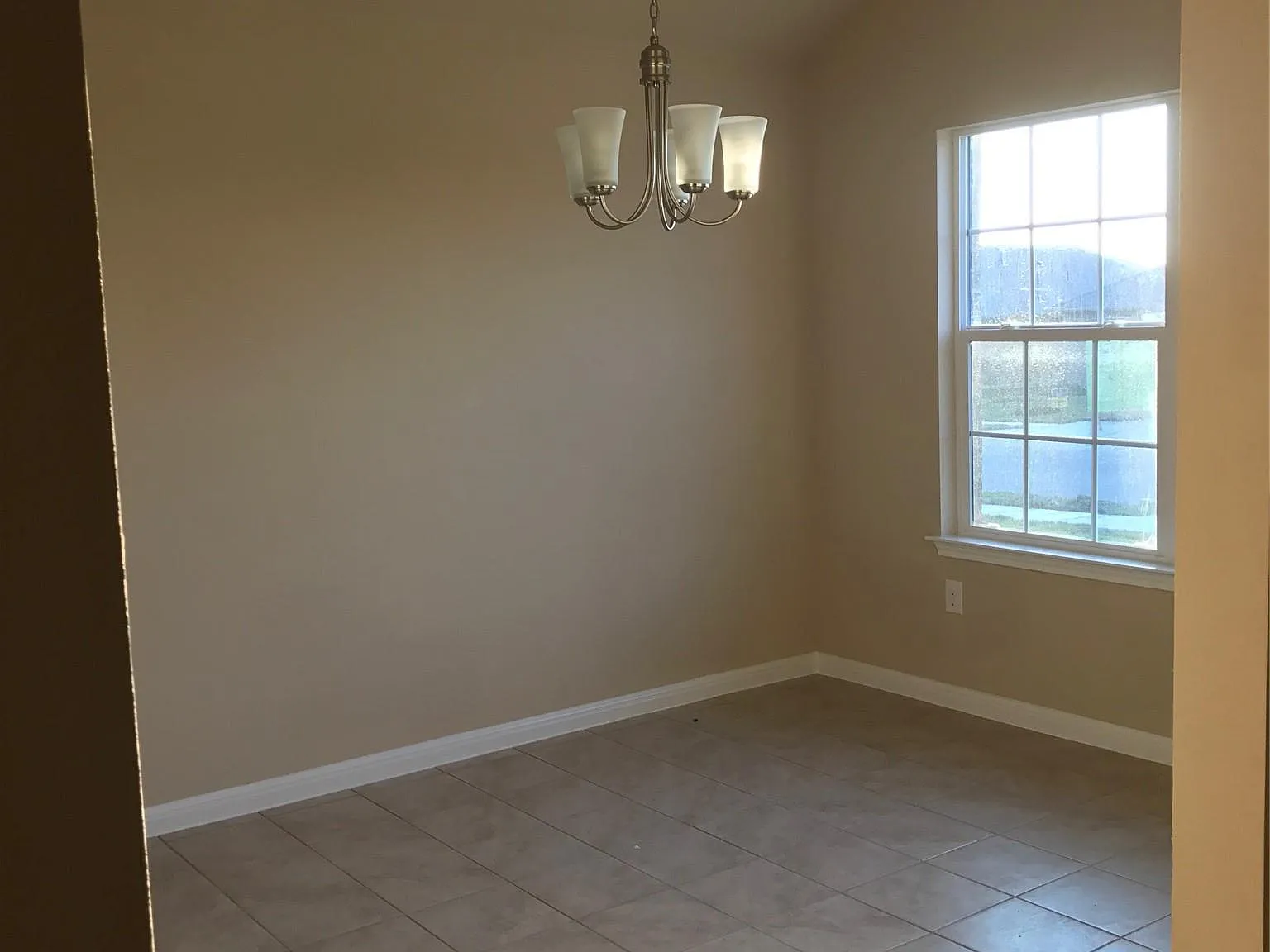 3 bed, 2.0 bath, 1657 sqft, $2,100 — Photo 3