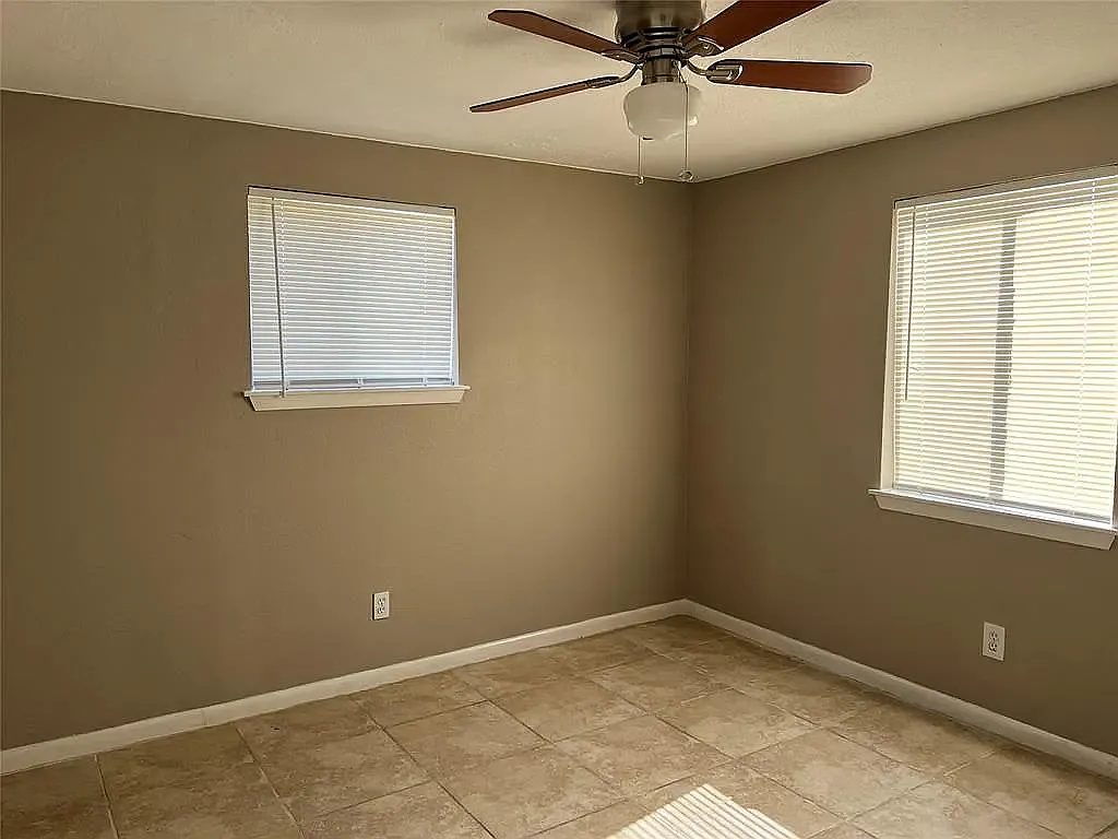 1519 Robin Street — Photo 3