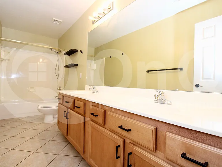 913 E Gary Ln — Photo 19