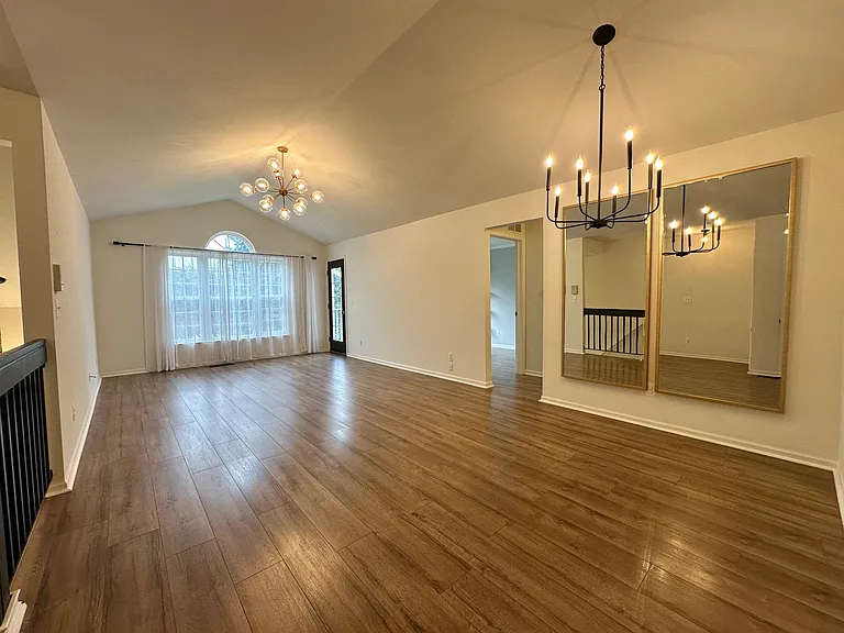4033 Berkshire Dr — Photo 3