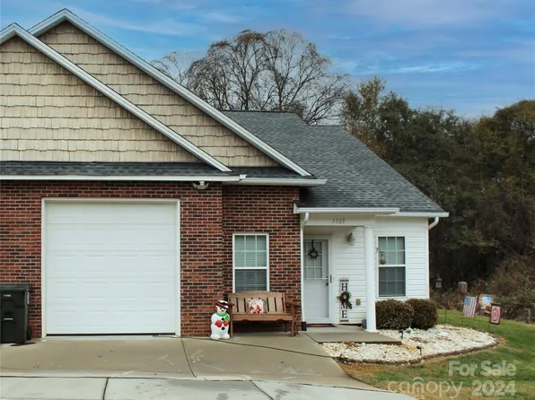 1663 Golden Cedar Ln, Newton, NC 28658