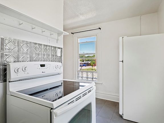 5th image of 685 27th St APT 4