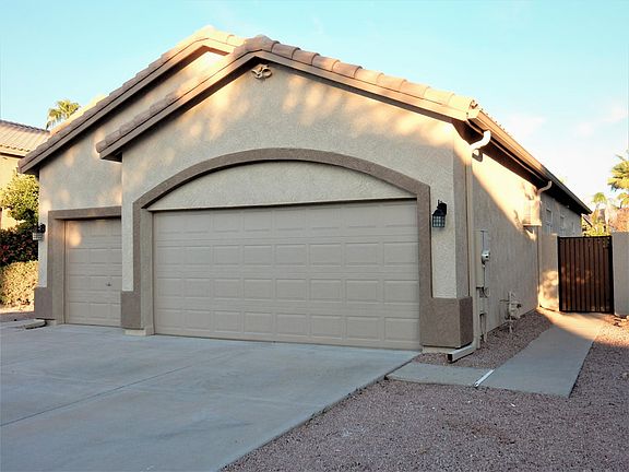 Exterior, 3-car garage