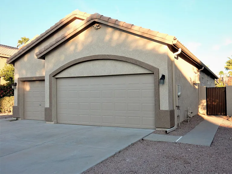 Exterior, 3-car garage