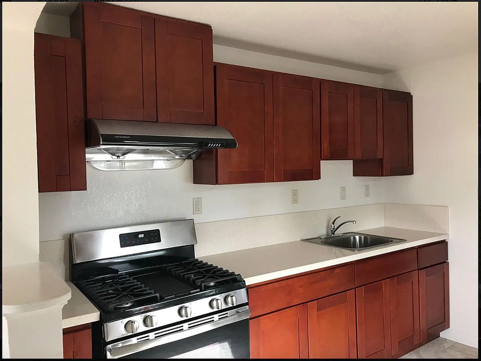 Kitchen with quartz counters