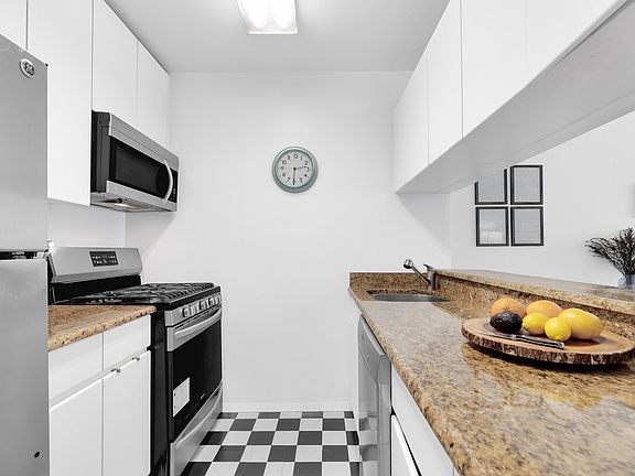 4th image of 215 W 95th St APT 8L