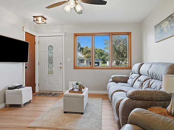 5th image of 608 W Oak St