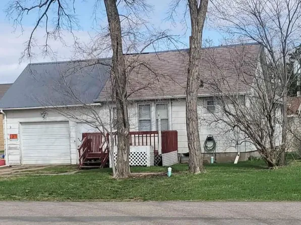 215 11th Ave S, Faulkton, SD 57438