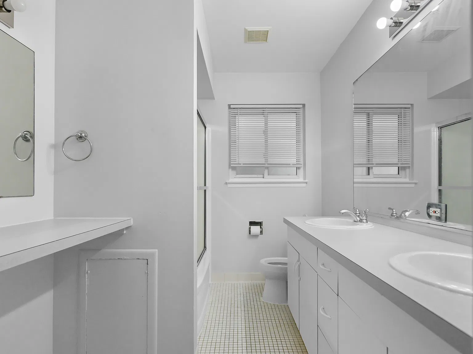 Comfortable Madison Heights Living - 3 Bed, 1 Bath Brick Ranch Available Now — Photo 3