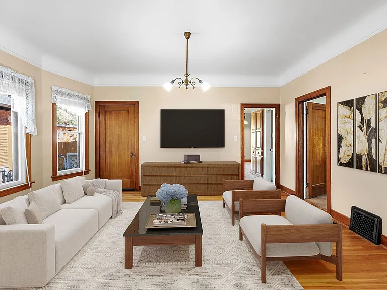 206 W Waverly Pl — Photo 3