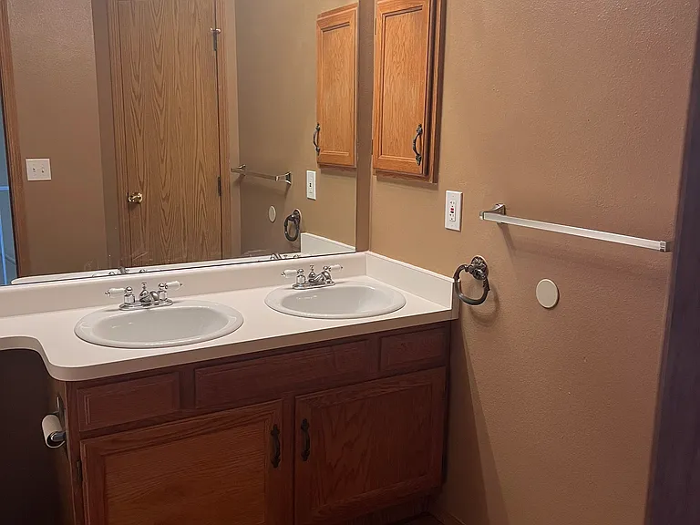 Upstairs bathroom with double sinks and full shower/bathtub.