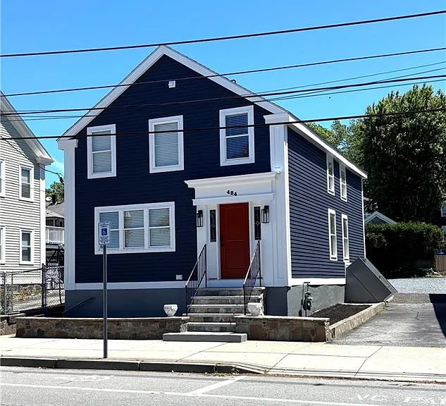 484 Thames St — Photo 1