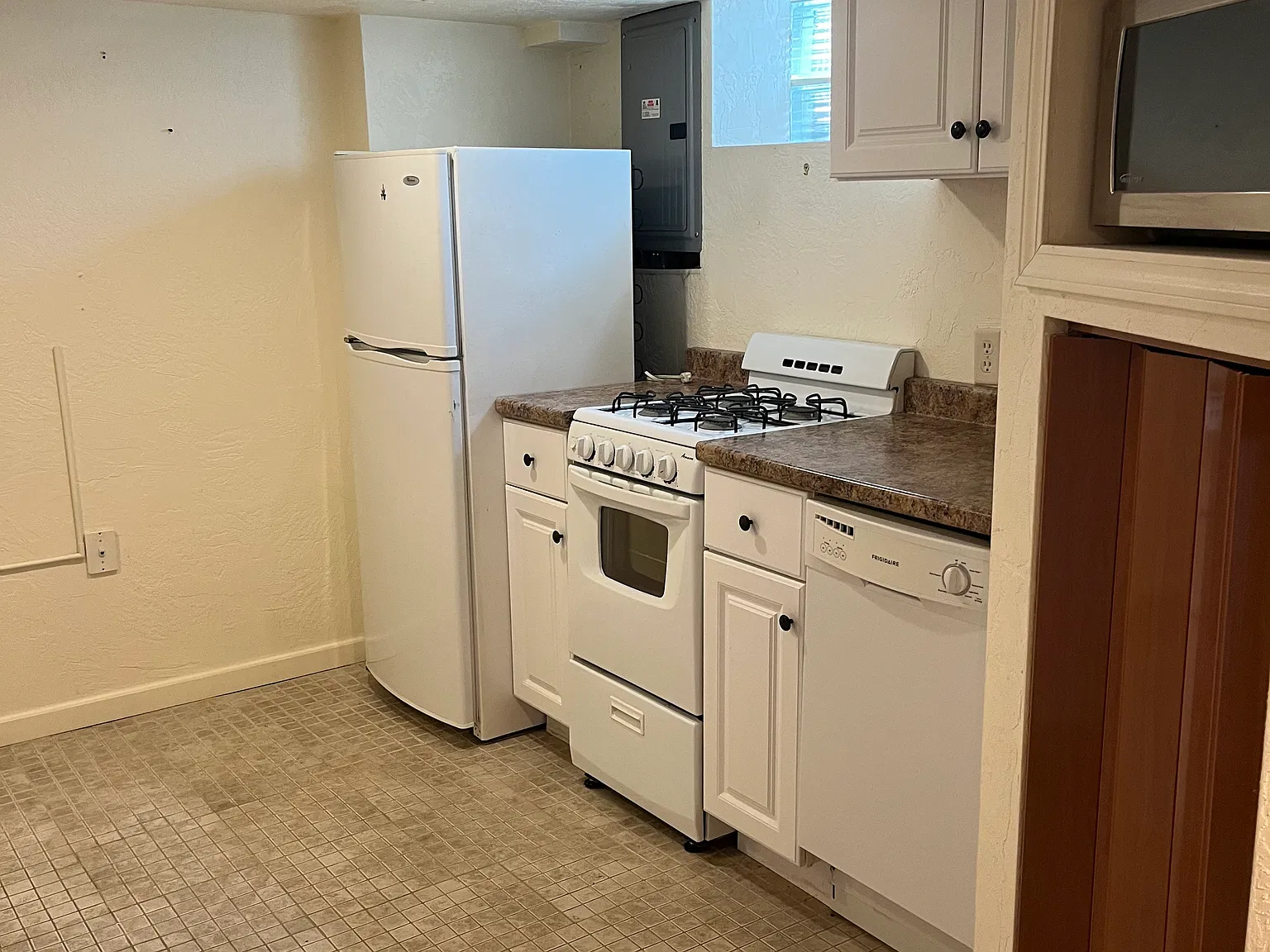 2214 Duchess Ave — Photo 2