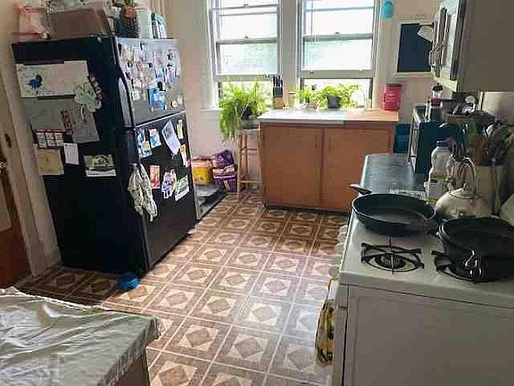 3rd image of 227 Winifred St E APT 1