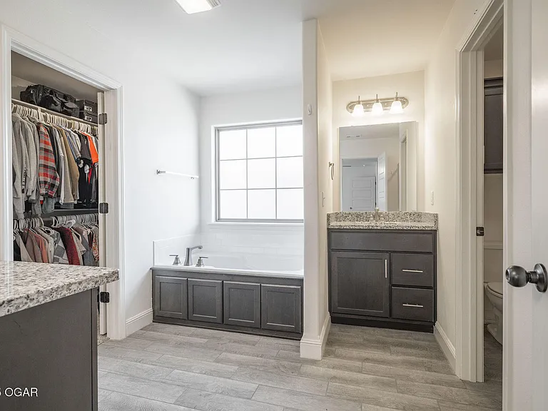 2110 Greystone Sq — Photo 11